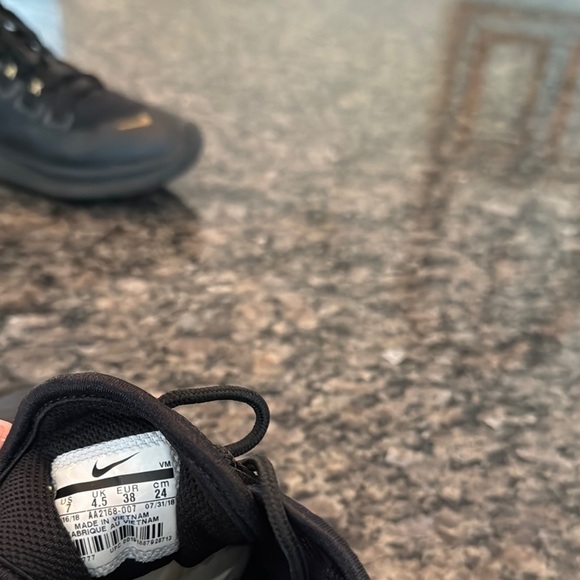 Nike air max Axis Black and Gold Sneakers EUC 7 - Picture 13 of 13